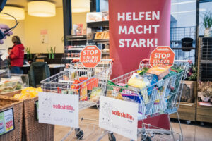 Wenn jeder auch nur ein Produkt spendet, muss bald ein zweiter Einkaufswagen her. Wienweit wurden diesmal (Tag der Armut 2022) knapp 3700 kg haltbare Lebensmittel gesammelt. © Leonardo Ramirez